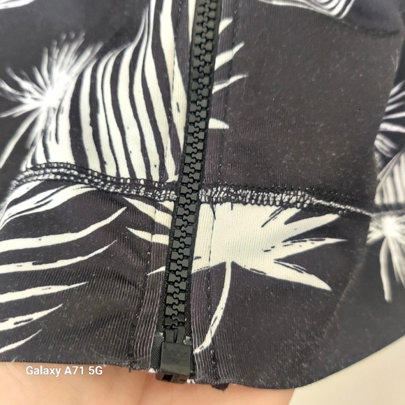 Hurley Womens Full Zip Long Sleeve Hooded Black White Floral Rashguard Sz S - Picture 6 of 16